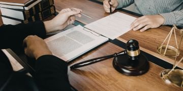 Depuis sa création en 2001, le Centre de Médiation du Barreau de Rouen se tient à votre entière disposition pour vous informer et vous orienter sur le processus de médiation. Que votre démarche soit spontanée ou que vous soyez orienté par un juge, favoriser l'information sur les modes de résolution amiables est au cœur de nos missions historiques auprès du Tribunal Judiciaire de Rouen.